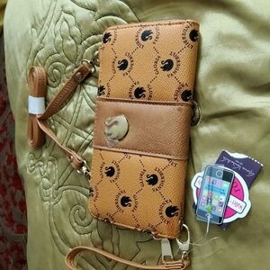 Gloria Vanderbuilt Women's Tan Wallet  Size 4x7.5"